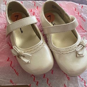 Girls EUC Nina Dressy Ivory Shoes size 7M.